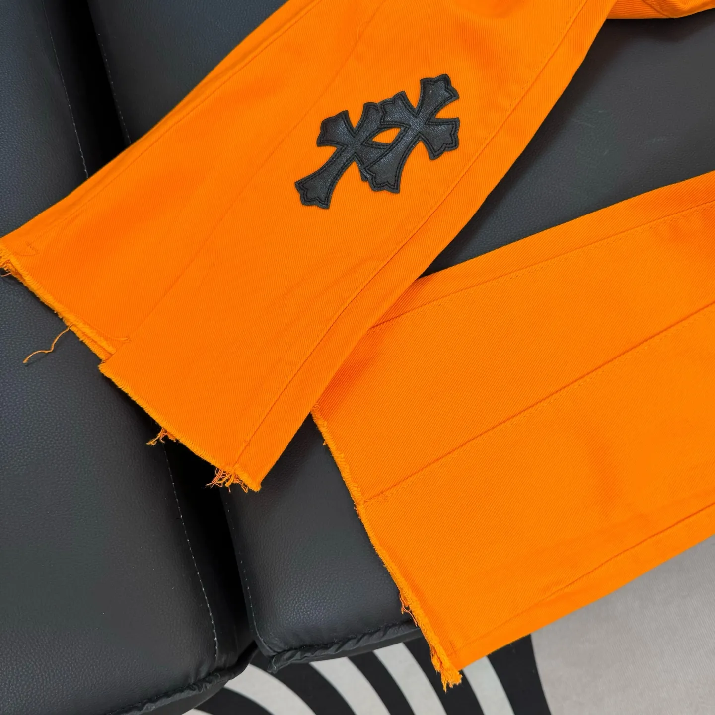 🅿️270 Style No.: D263 Chroe Hets CH Chrome Het Orange Color Block Slightly Flared Washed Jeans Ceiling-Level Jeans Hard to Find at the Counter‼ ️ About Zangyin ✅ This is an extremely luxurious fashion brand that can also be called the aristocracy of the high street. It has always been an exclusive brand for some hipsters or the rich second generation. The color of this model is already very eye-catching by using a unique washed material. It is decorated with pink patchwork cross flowers, which cleverly highlights the charm of the brand. Secondly, this model adopts a classic high-waist cut design, which highlights the long legs and fashionable temperament of the upper body. The brand is highly recognizable and the slim-fitting configuration is more suitable for daily wear. The personality will be fashionable and the specifications can be seen at a glance. Materials and technology ✅ Needless to say, this point goes without saying. As an excellent craftsman brand, Zangyin's requirements for details and craftsmanship are really perfect. The washed color of this model has gone through a lot of processes, not to mention the embellishment of the denim appliqués. It is also purely handmade and sewn. Just like what they believe in, only handmade things have soul and have the meaning of wearing. A top-notch heavy-duty fashionable denim item, recommended by both hands‼ ️ Size#(28 30 32 34) Size reference: 28 pants length 101 waist circumference 78 30 pants length 103 waist circumference 82 32 pants length 105 waist circumference 86 34 pants length 106 waist circumference 90